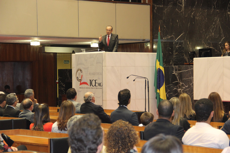 O Presidente Sebastião Helvecio, durante o pronunciamento, anunciou que o TCEMG alcançou recentemente o número de 12 milhões de notas fiscais eletrônicas analisadas em seus sistemas informatizados, o que permite a fiscalização em tempo real da aplicação de R$ 58 bilhões